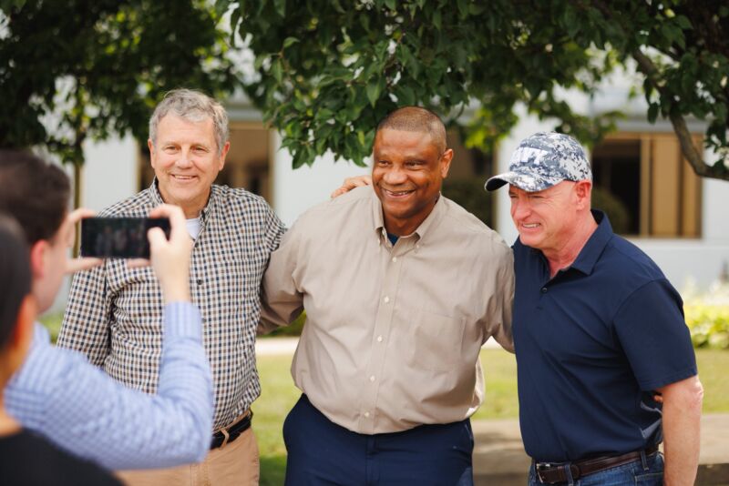 Image for the Tweet beginning: Great talking with Ohio veterans